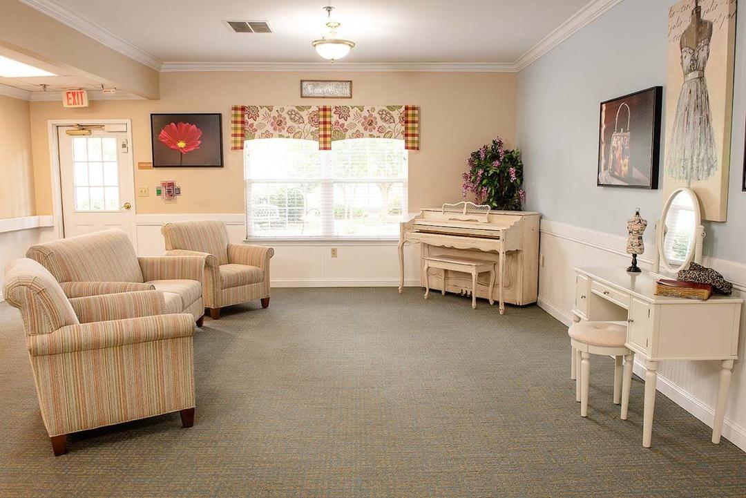 Commonwealth Senior Living at Hampton - Gallery Image 2