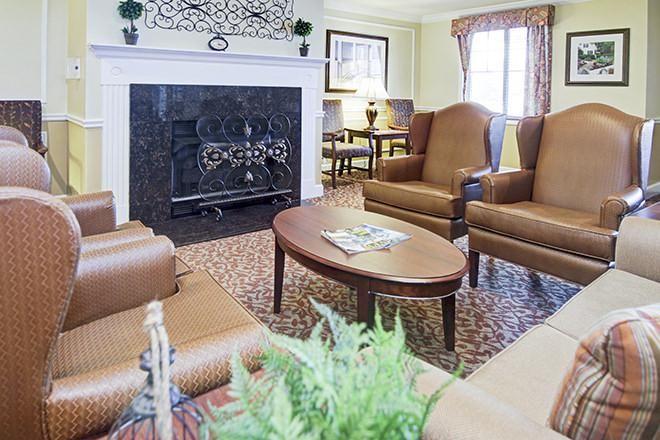 Paramount Senior Living at Fredericksburg - Gallery Image 2