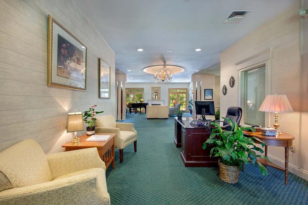 Knollwood Pointe Assisted Living & Memory Care - Gallery Image 6